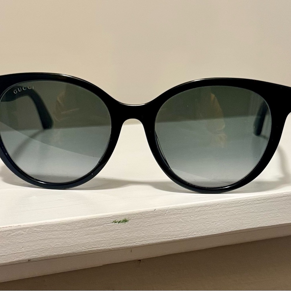 Authentic Gucci Woman’s Black Sunglasses with Classic Green and Red Accents - Picture 3 of 9